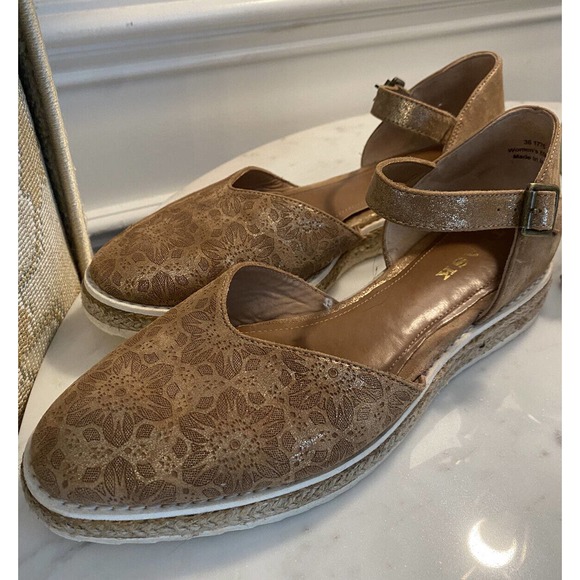 TRASK “Cammie” gold metallic embossed leather shoes from Sundance Women’s Size 8 - Picture 2 of 6